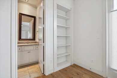 PRIVATE ENSUITE BATH FOR BEDROOM ON 1ST FLOOR - ha