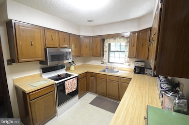 820 Strawberry Ln, Langhorne, PA 19047 - photo 6