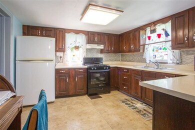 423 E Moorestown Rd, Wind Gap, PA 18091 - photo 5