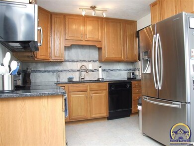 2312 SW 9th St, Topeka, KS 66606 - photo 4