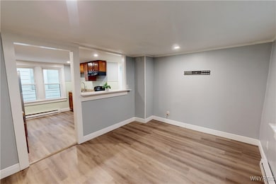 118 Pries (upper) - Living Room