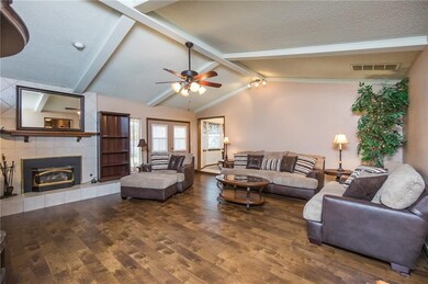 1805 E Hills Dr, Moore, OK 73160 - photo 5