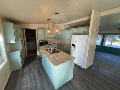 1818 NW Fir Ave, Redmond, OR 97756 - photo 6