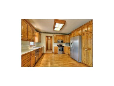 FABULOUS KITCHEN W/ STAINLESS APPLIANCES & MUD ROO