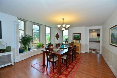 Apartment 1 - Dining room. Light and bright. Invit