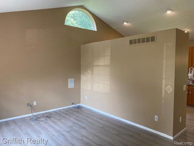 2557 Hilltop Ln unit 200, Howell, MI 48843 - photo 5