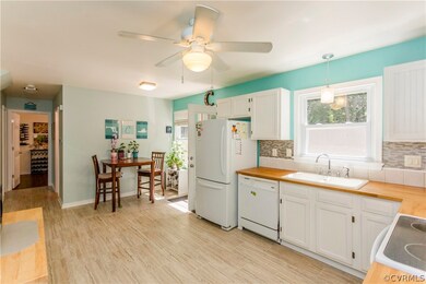 Eat-In Kitchen