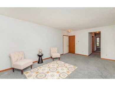 6320 Greenbriar Ln SW unit B, Cedar Rapids, IA 52404 - photo 4