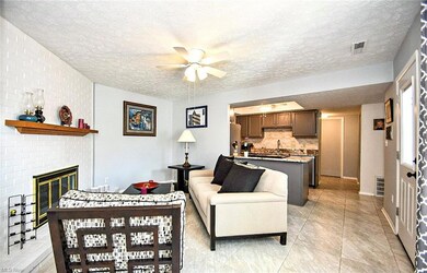 2148 Beechtree Dr, Uniontown, OH 44685 - Living Ro