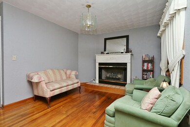 Living Room w/gas fireplace