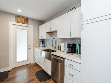 610 1st St S, Newton, IA 50208 - photo 5