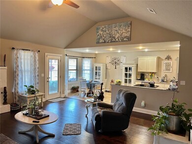 381 Sundowner Ranch Ave, Prairie Grove, AR 72753 - photo 2