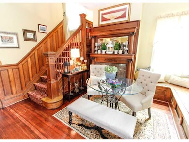 Entry/Foyer.