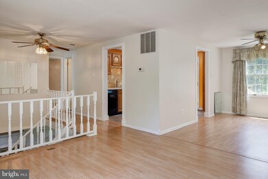 12623 Etruscan Dr, Herndon, VA 20171 - photo 5