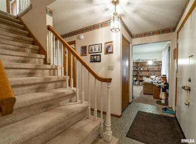 107 Crestwood Dr, Lincoln, IL 62656 - photo 3