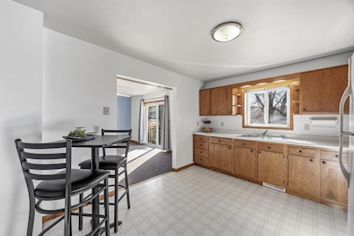 140 8th St N, Maynard, IA 50655 - photo 3