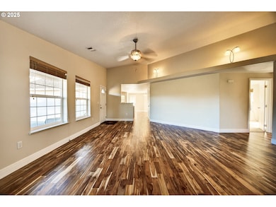 826 Crystal Dr, Eagle Point, OR 97524 - photo 4