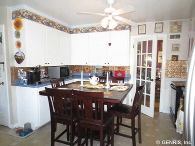 Kitchen. Eat-in kitchen.