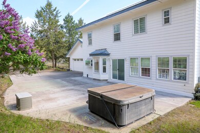 Patio w/ Hot tub