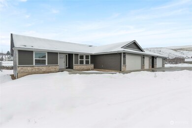 900 N Newport Loop, East Wenatchee, WA 98802 - photo 2