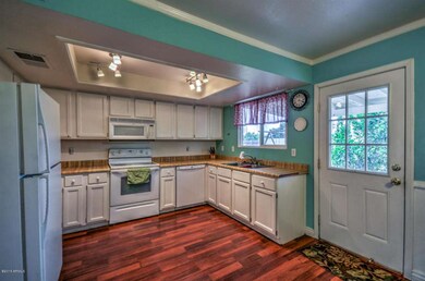Eat-in Kitchen (2)