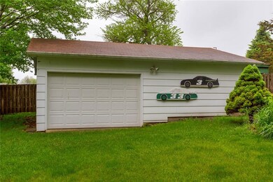 2510 54th St, Des Moines, IA 50310 - photo 5