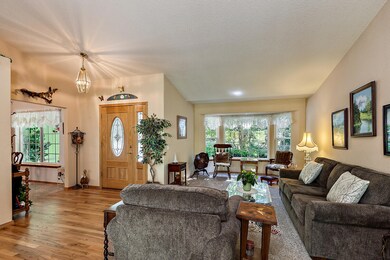 340 Honeycutt Dr, Grants Pass, OR 97526 - photo 4