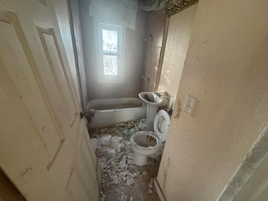 2415 prospect upr bath