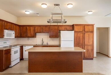 2118 NW Cedar Ave, Redmond, OR 97756 - photo 4