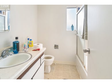 1662 Mcpherson Ave, North Bend, OR 97459 - photo 6