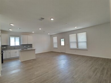 319 Paso Fino Dr, Alvin, TX 77511 - photo 3