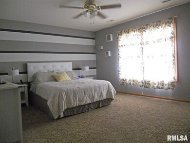 4334 Kelling St, Davenport, IA 52806 - photo 7