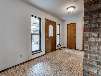 1812 N Lincoln Ave, Moore, OK 73160 - photo 3