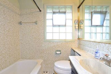 563 S Cambridge Ave, Elmhurst, IL 60126 - photo 7