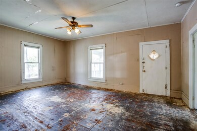 Entryway featuring ceiling fan