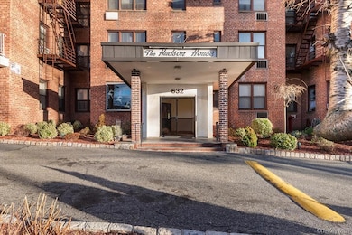 Hudson View unit 7A, Yonkers, NY 10701 - photo 2