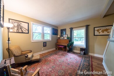 911 Emerald NE, Grand Rapids, MI 49504-6