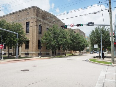 Walking distance to theathers and HCC