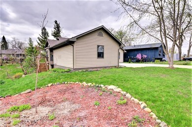 2617 Iris Ave NW, Cedar Rapids, IA 52405 - photo 2