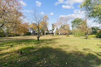 18 Lighthouse Rd, Great Neck, NY 11024 - photo 2