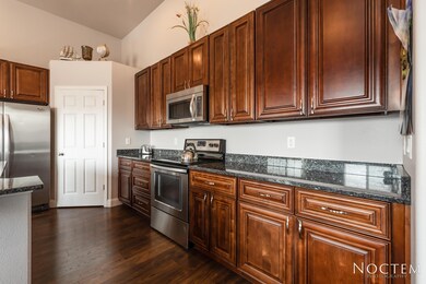 933 Calvert Dr-17