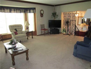 Living Room. crown molding,h/w under carpet!