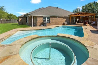 Beautiful SPARKLING Pool with a spa Water Fall feature. Makes all the difference to a relaxing swim ALL YEAR AROUND heated pool and spa... EnJOY!