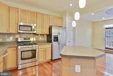 2564 Banshire Dr, Herndon, VA 20171 - photo 4