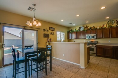 Large Kitchen w Gas Range