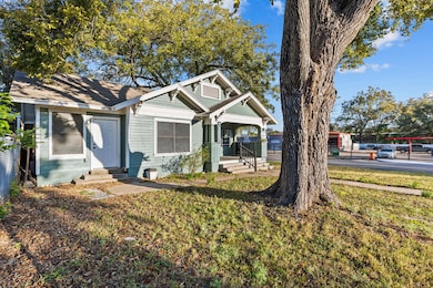 Bungalow featuring a front yard
