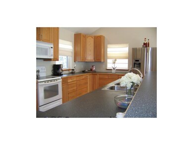 Fantastic Kitchen Cabinets & Stainless Steel Refri