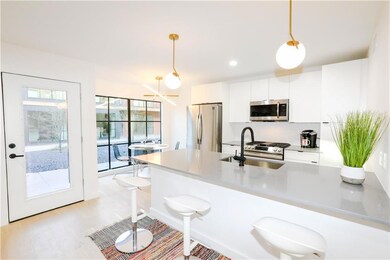 Kitchen with appliances with stainless steel fini