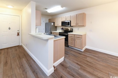 Kitchen with kitchen peninsula, stainless steel ap