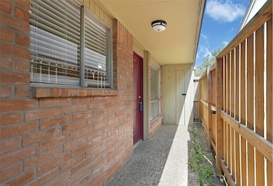 1529 Wirt Rd unit 19, Houston, TX 77055 - photo 3